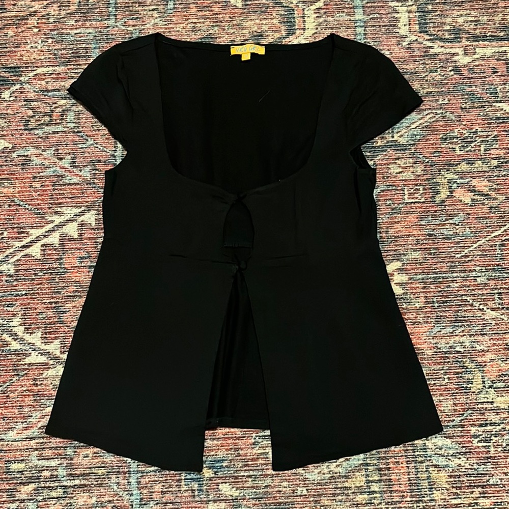 verge girl black top